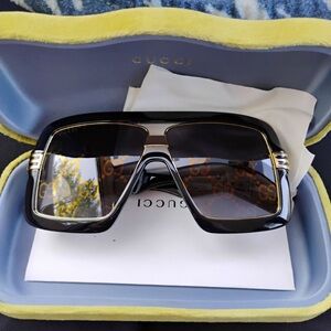 Gucci logo lense sunglasses